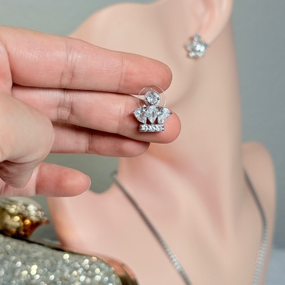 ⚜️💎 Elegant Silver Crystal Earrings 👑💫 - Picture 5 of 7